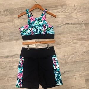 NWT Women’s Salt Life, Black & Floral,  Performance Workout Set size Medium